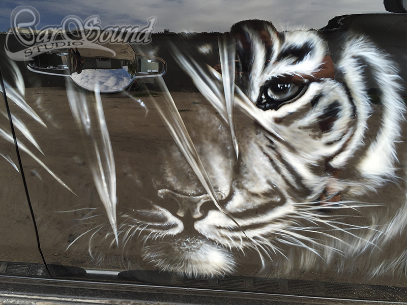 Фото тигра на дверях
