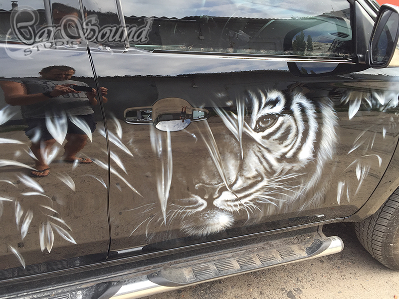 Рисунок тигра на авто