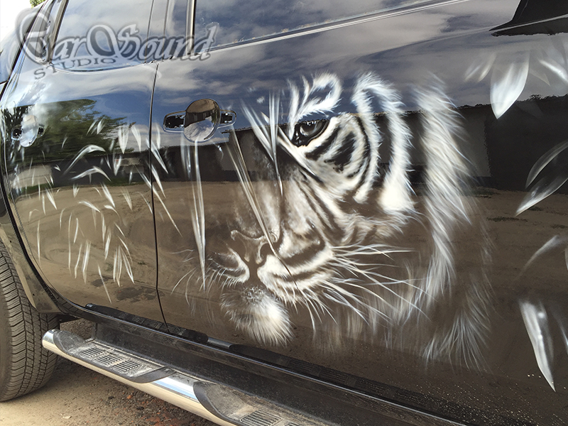 Нарисованный тигр на авто