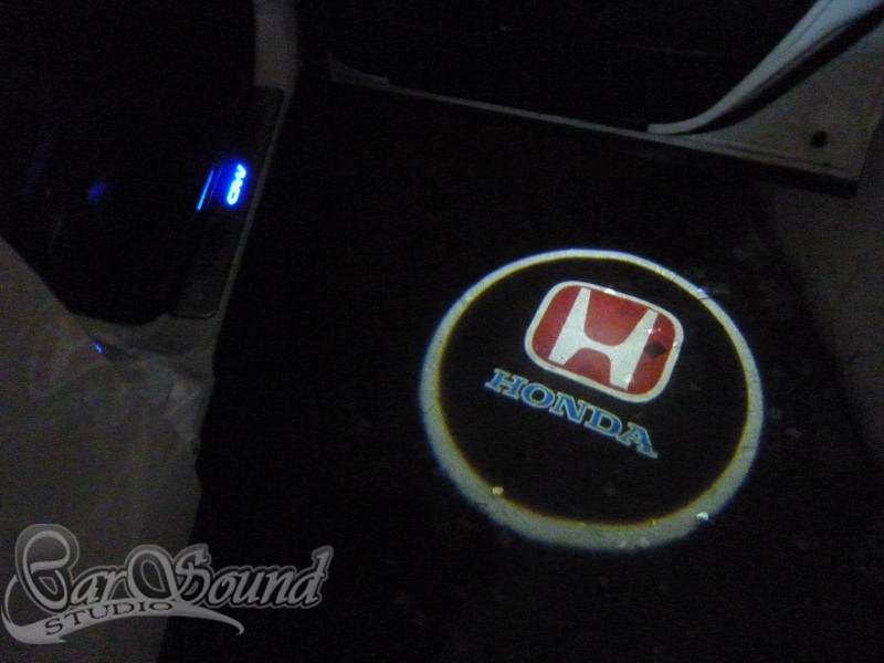 Логотип Honda в дверях