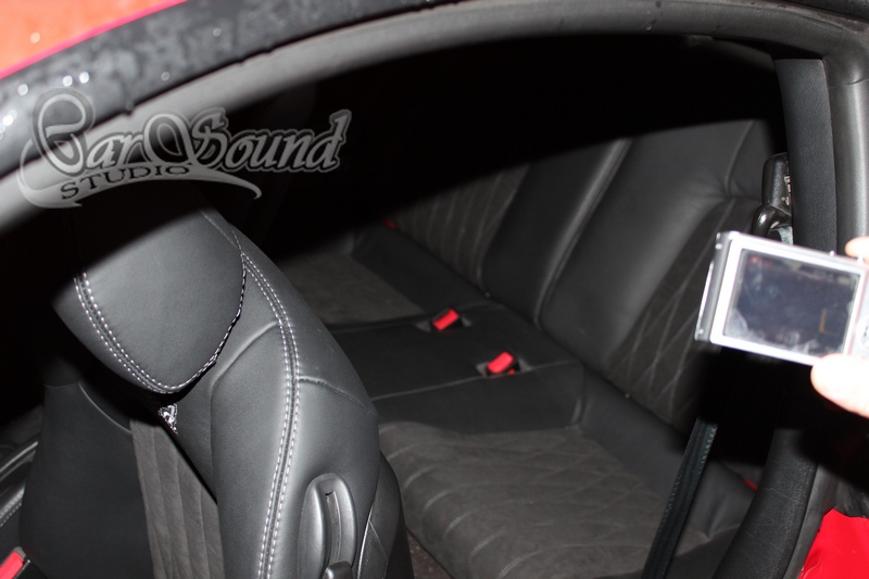 Обшивка кожей и алькантарой в Hyundai Coupe